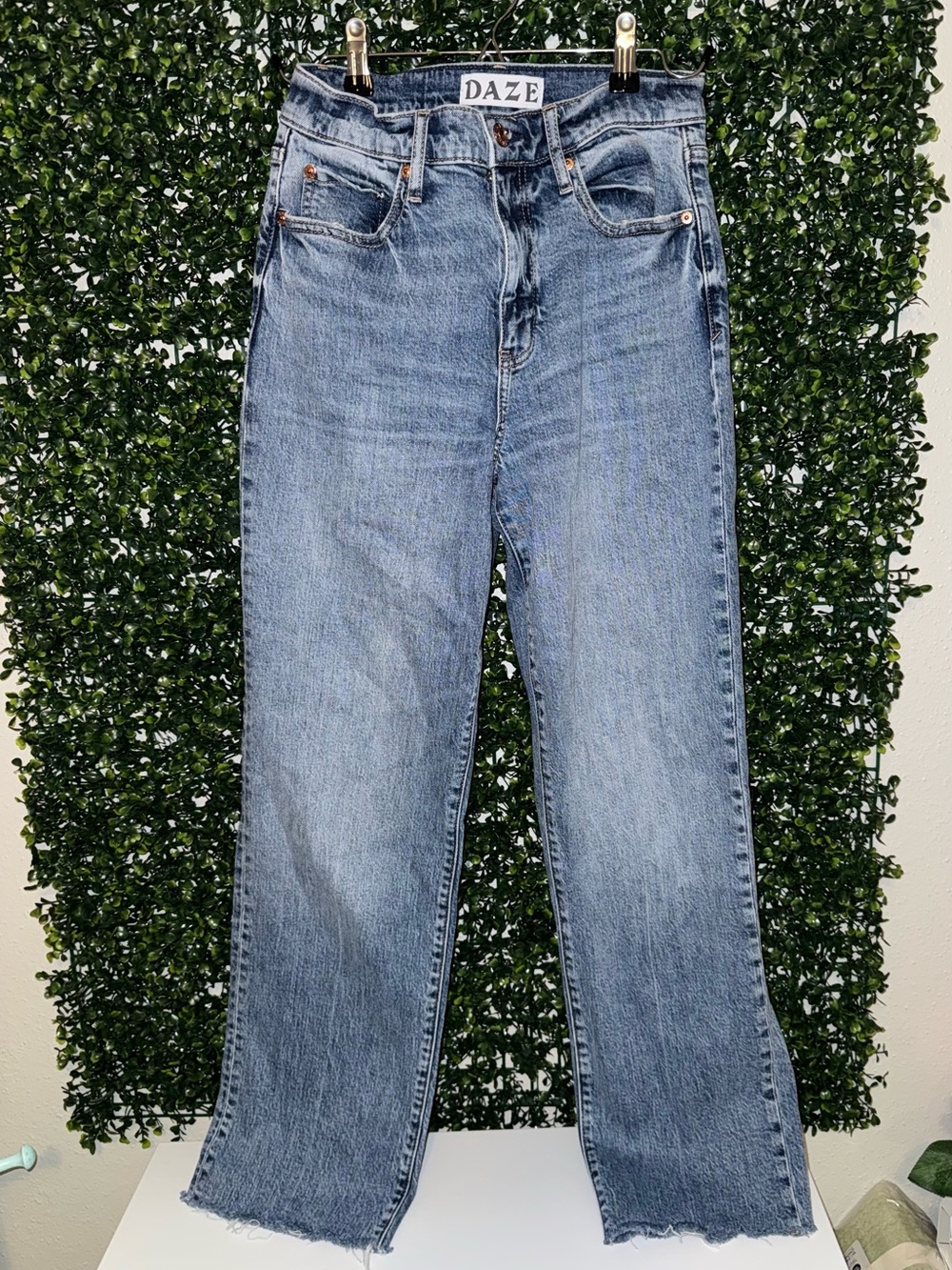 DAZE Women’s Light Wash Straight-Leg Jeans